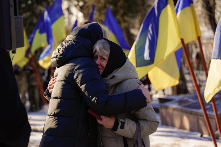 “Дзвін пам’яті” пролунав в Івано-Франківську: родинам загиблих військових вручили нагороди (ФОТО)