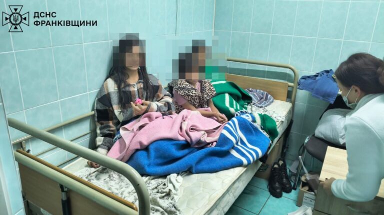 У Коломиї місцеві жителі врятували чотирьох дітей, які провалилися під кригу (ФОТО)
