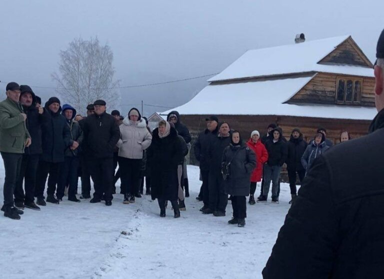 Не знайшли ключів від церкви: Різдвяна служба в Космачі таки не відбулася (ФОТО, ВІДЕО)