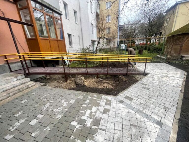 Незгода мешканців не зупинила облаштування пандуса для дитини у дворі Франківська