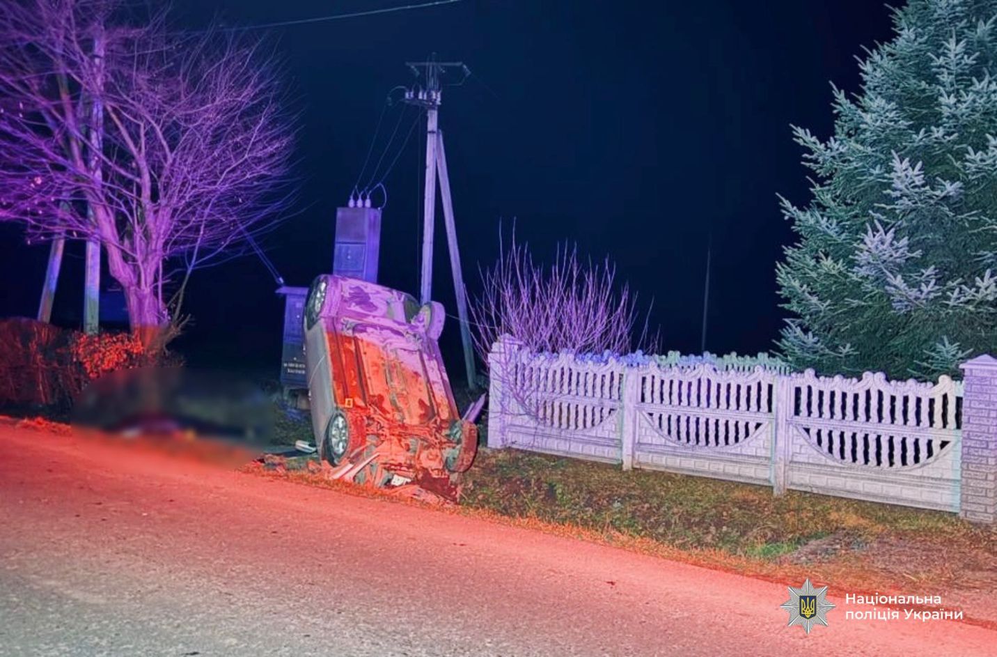 З’їхав у кювет і врізався в стовп: на Косівщині загинув водій Geely (ФОТО)