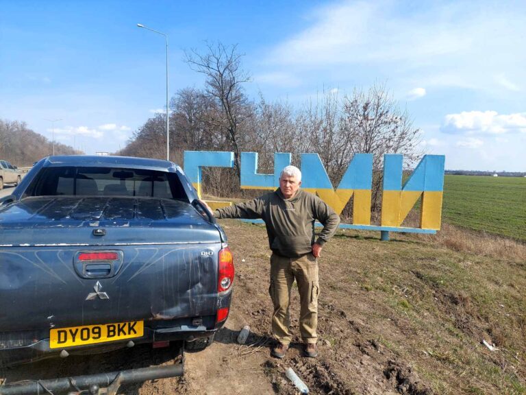“Хто не був у холодному окопі, той не зрозуміє, що означає маленька свічка, яка рятує”: історія прикарпатського волонтера Василя Слободяна (ФОТО)