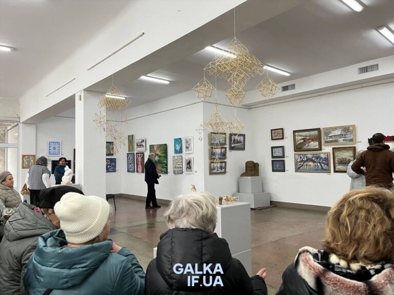 У Франківську відкрилася різдвяна виставка з роботами переселенців