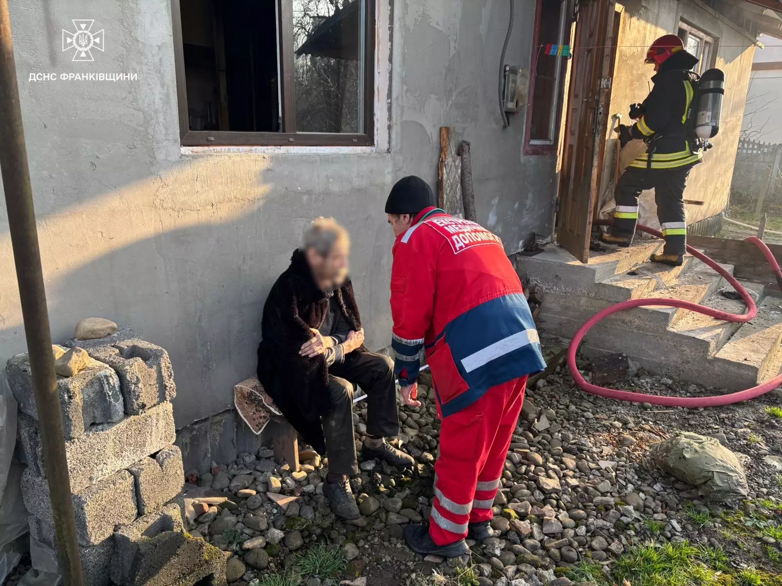 У Коломиї з пожежі будинку врятували чоловіка (ФОТО)