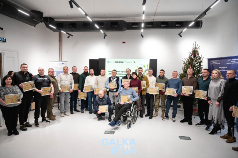 У Франківську ветеранам роздали сертифікати на житло: хто їх отримав (ФОТО)