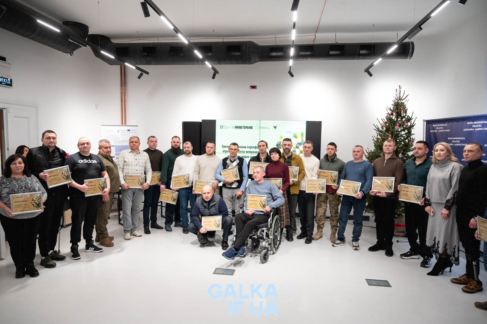 У Франківську ветеранам роздали сертифікати на житло: хто їх отримав (ФОТО)