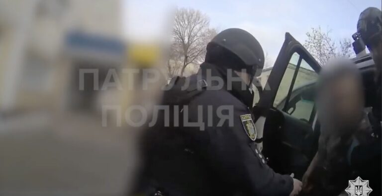 Франківський патрульний з колегами допоміг врятувати чоловіка з інсультом у Херсоні (ВІДЕО)