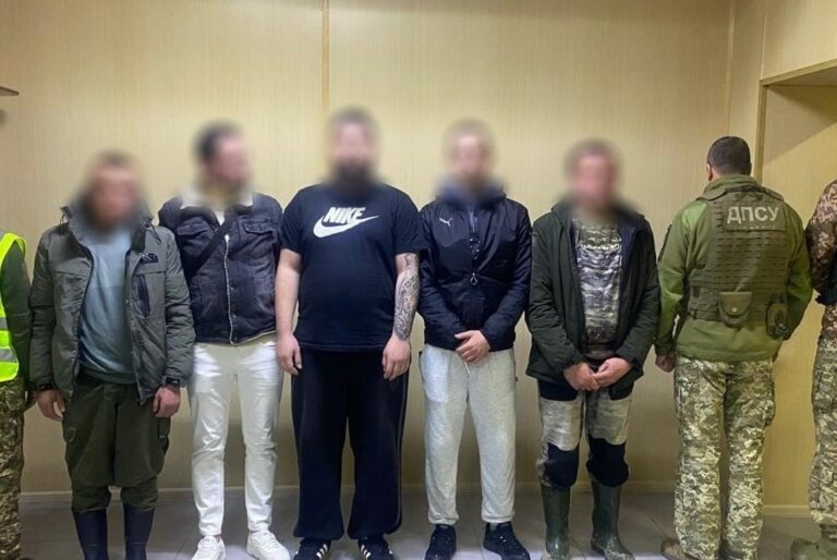 Від 7500 доларів за “послугу”: двоє чоловіків на Прикарпатті переправляли чоловіків за кордон (ФОТО)