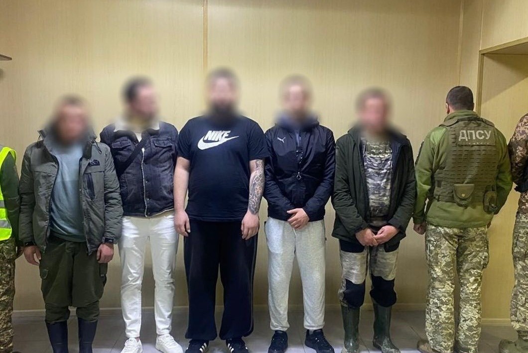 Від 7500 доларів за “послугу”: двоє чоловіків на Прикарпатті переправляли чоловіків за кордон (ФОТО)