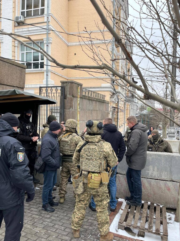 НАБУ викрило депутатів, які брали хабарі за голосування: держохорона чинить спротив під час обшуків у Раді (ФОТОФАКТ)