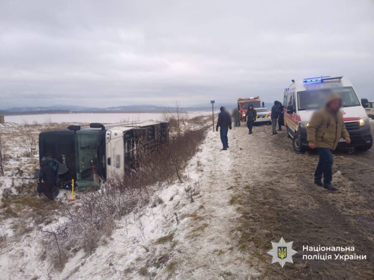 Деталі перекидання пасажирського автобуса на Прикарпатті: загинув чоловік, ще девʼятеро травмовані (ВІДЕО, ФОТО, ОНОВЛЕНО)
