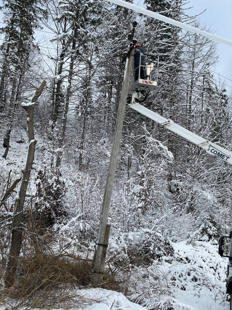 Кількість звернень про відключення світла на Прикарпатті зросла до 380 через погіршення погоди