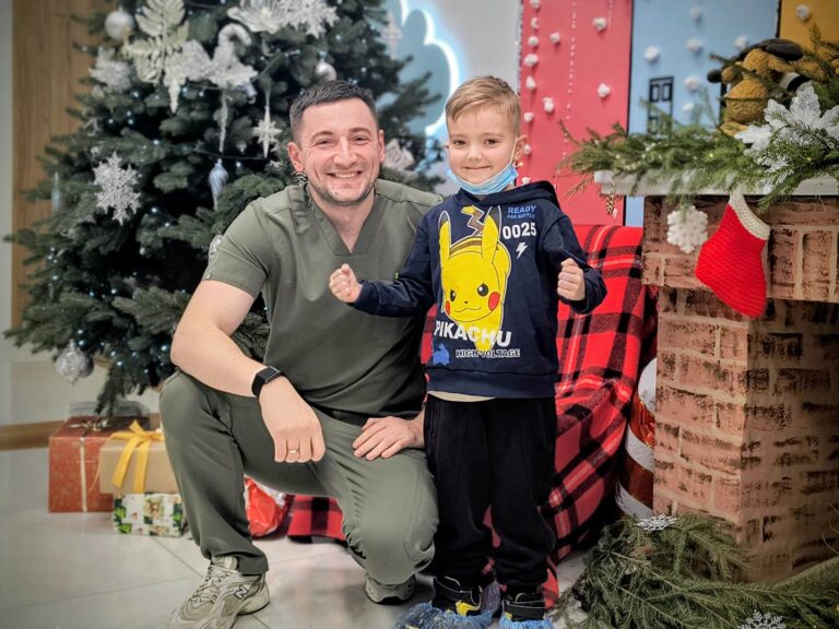 Нирка від тата, печінка від мами: 7-річному прикарпатцю виконали першу в Україні подвійну родинну трансплантацію