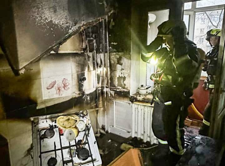 У Франківську горіла п’ятиповерхівка: врятували чотирьох людей, серед них двоє дітей (ФОТО)