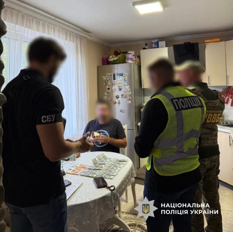 На Прикарпатті викрили посадовців нацпарку, які за 8 тисяч євро переправляли чоловіків до Румунії (ФОТО, ВІДЕО)