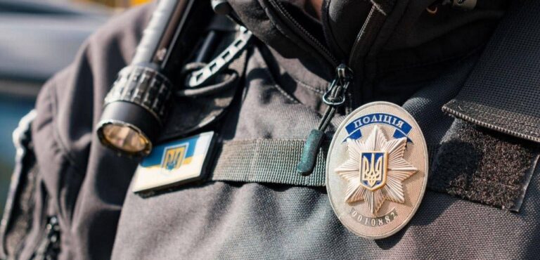 У Франківську чоловік викликав поліцію і медиків: у квартирі знайшли ймовірні наркотики
