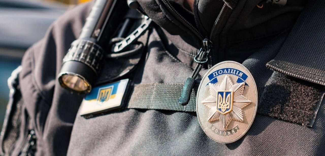 У Франківську чоловік викликав поліцію і медиків: у квартирі знайшли ймовірні наркотики