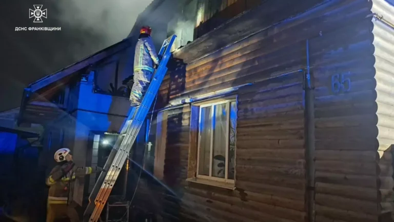 На Хмельницького горів будинок: врятували одну людину, ще трьох евакуювали