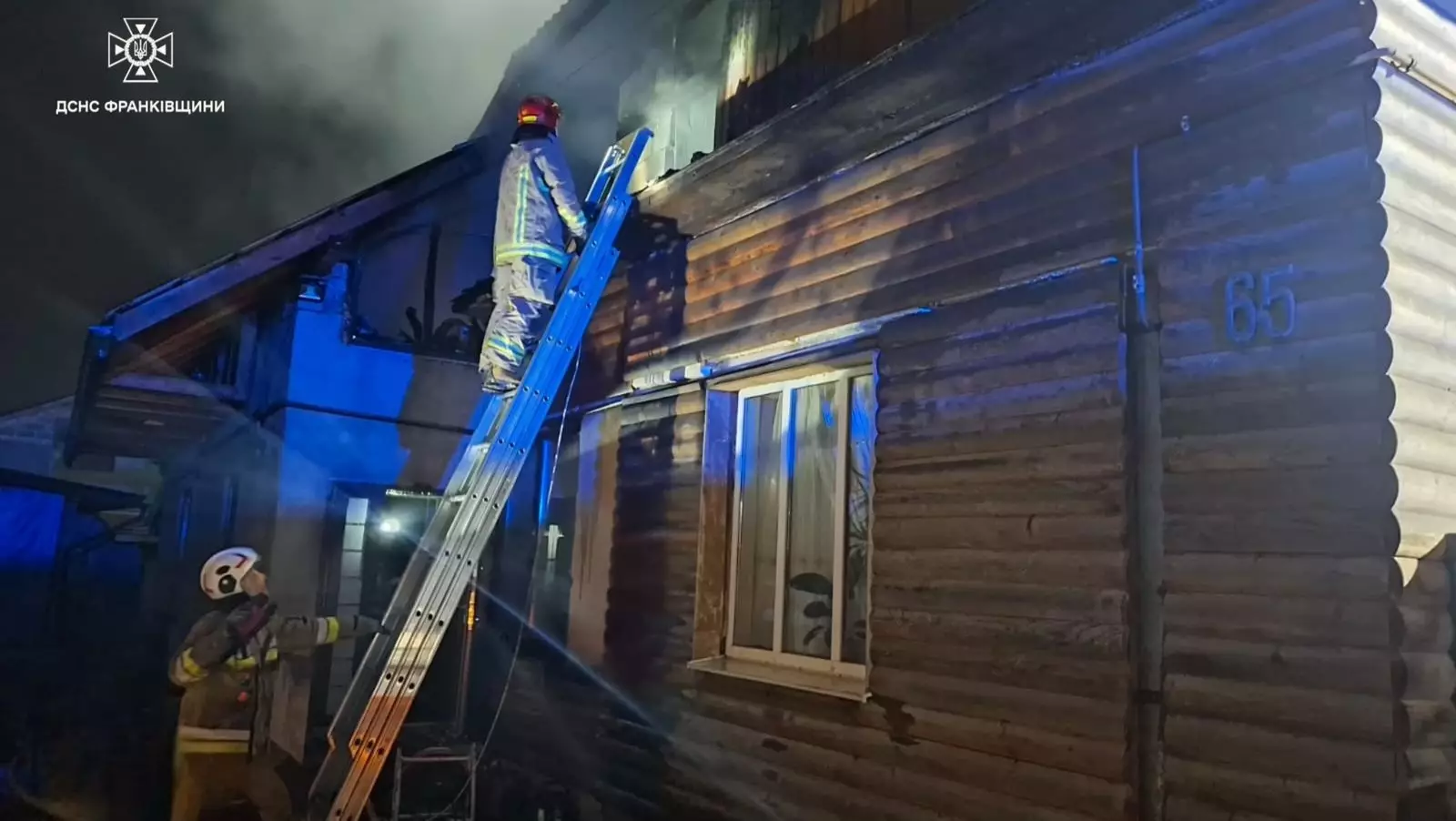 На Хмельницького горів будинок: врятували одну людину, ще трьох евакуювали