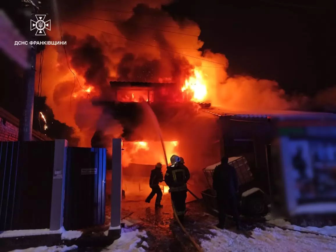 35 рятувальників та 9 одиниць техніки: на Надвірнянщині горіла будівля (ФОТО)