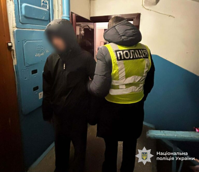 Лезо зламалося об ребра: вийшли під заставу двоє підлітків, які напали на безхатька
