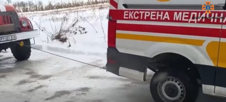 “Швидка” з’їхала у кювет на Коломийщині – допомагали рятувальники (ВІДЕО)