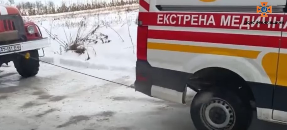 “Швидка” з’їхала у кювет на Коломийщині – допомагали рятувальники (ВІДЕО)