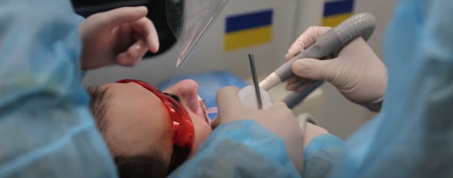 Стоматологічна клініка на колесах: як лікарі 50 полку НГУ лікують зуби військовим прямо на службі (ВІДЕО)