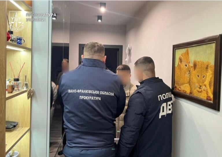 Посадовець поліції на Франківщині привласнив 2,7 млн грн загиблої на “Азовсталі” родички — правоохоронці (ФОТО, ВІДЕО)