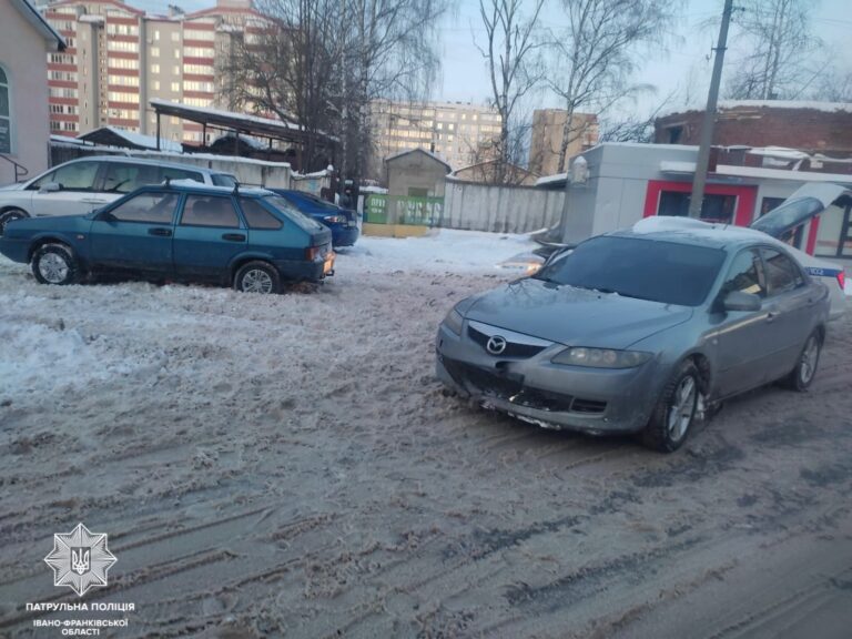 На Симоненка зіткнулися ВАЗ і Mazda: водії були напідпитку