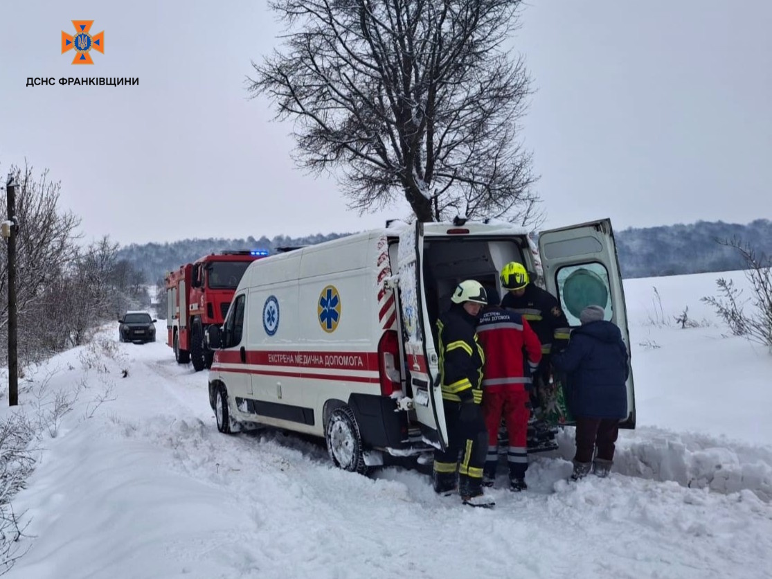 На Рогатинщині рятувальники допомогли “швидкій”, що застрягла в снігу дорогою до пацієнтки (ФОТО)