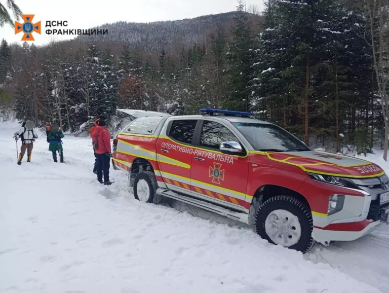 Прикарпатські рятувальники допомогли чотирьом туристам на протезах спуститися з гори