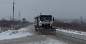 307 тонн солі та цілодобові чергування: як прикарпатські дорожники боряться з негодою