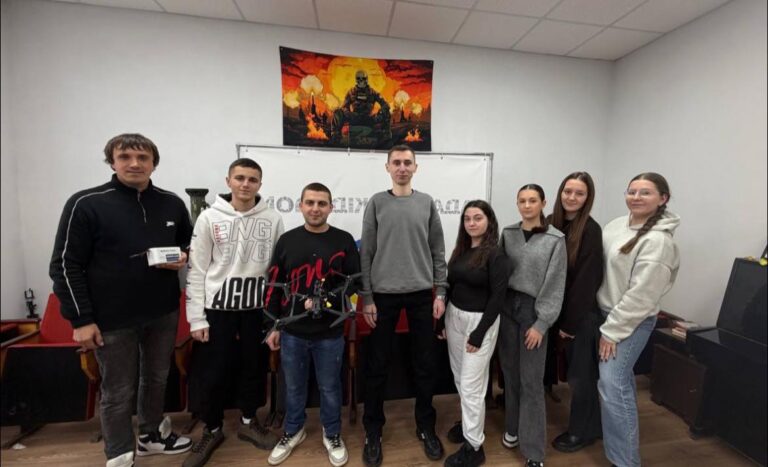 Молодь Обертинської громади підтримала військовослужбовців дронами та свічками (ФОТО)