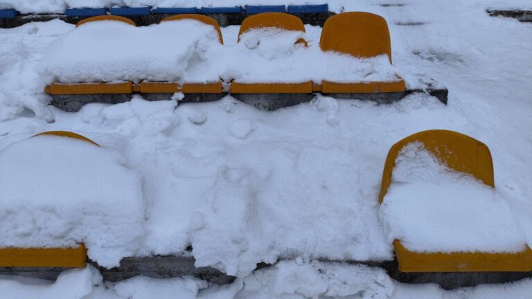 У Калуші в парку виламали два крісла, щоб з’їхати з гірки