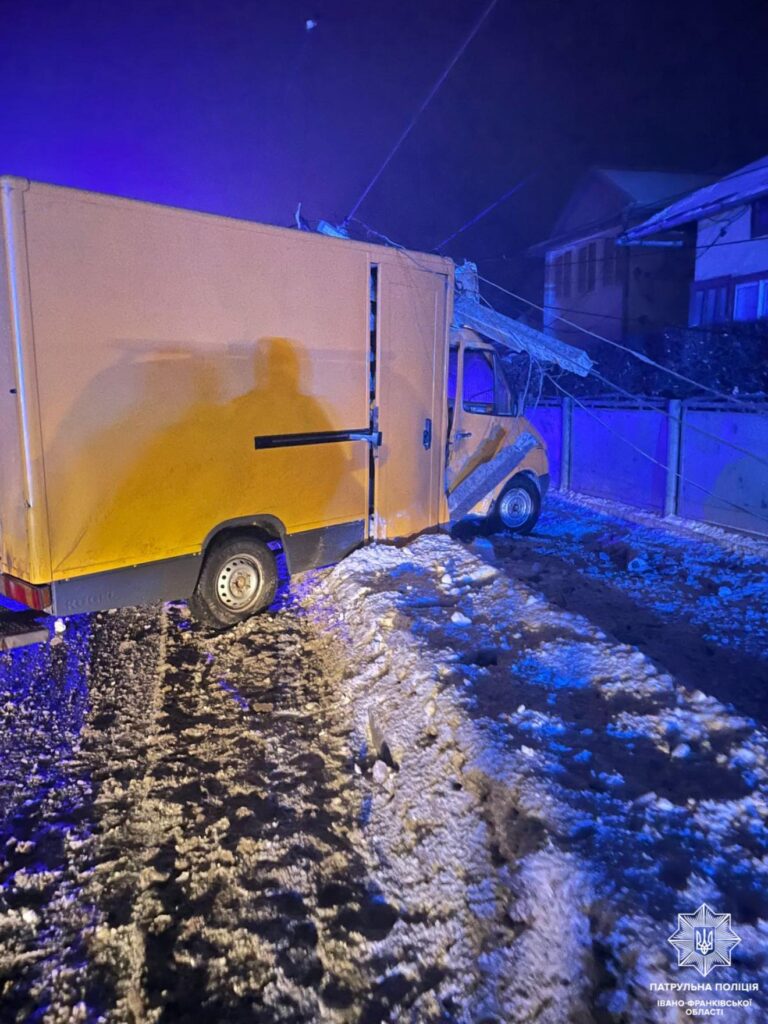 У Заболотові 40-річний водій на швидкості в’їхав в електроопору