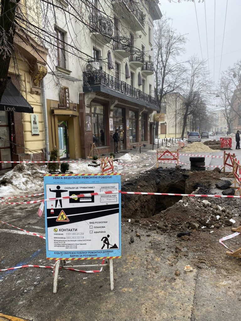 В Івано-Франківську перевіряють, як перекриття вулиці Грушевського впливає на рух транспорту