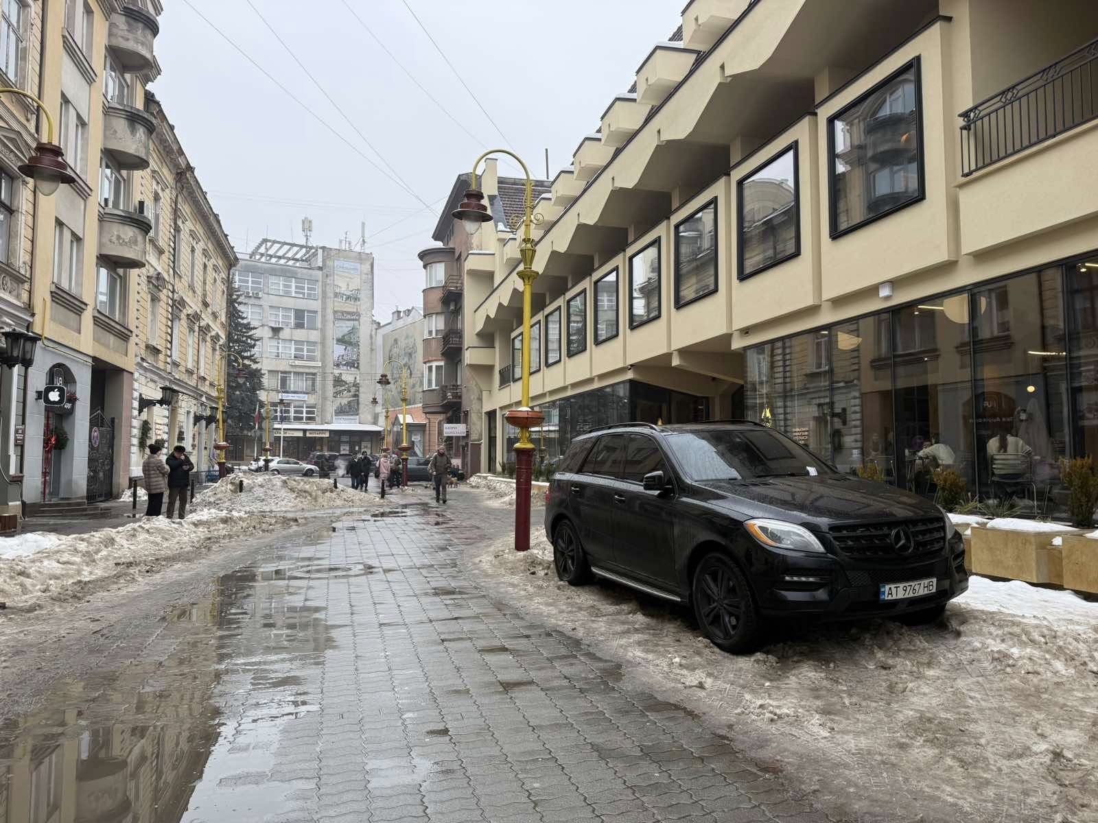 «Невже так складно пройти кілька метрів?»: Смушак про водіїв, які паркуються на пішохідних вулицях (ФОТО)