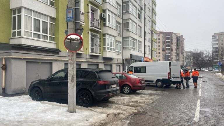 У Франківську встановлюють дорожні дзеркала: де саме