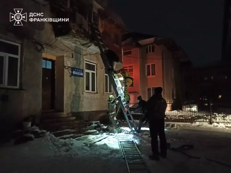 На пожежі у Косові рятувальники врятували літню жінку (ФОТО)