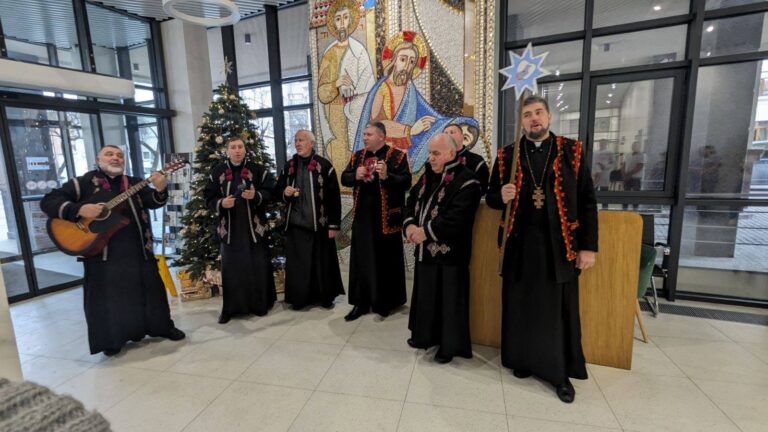 Медичні капелани з різдвяною колядою відвідали медичні установи Франківщини