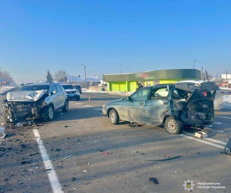 Kia та Lada зіткнулися у Драгомирчанах: троє людей у лікарні (ФОТО)