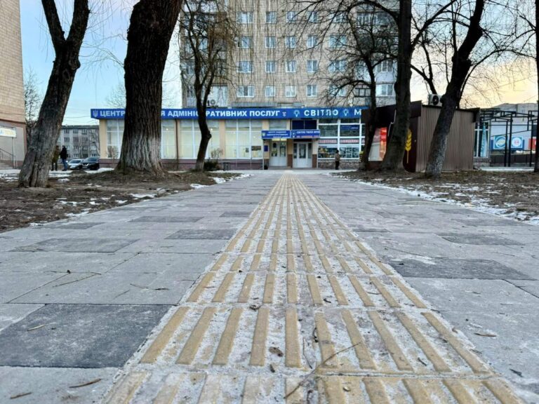 Біля ЦНАПу у Калуші облаштовують безбар’єрний маршрут