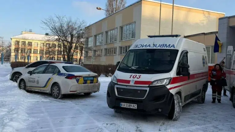 У Києві школяр напав з ножем на вчительку та однокласника