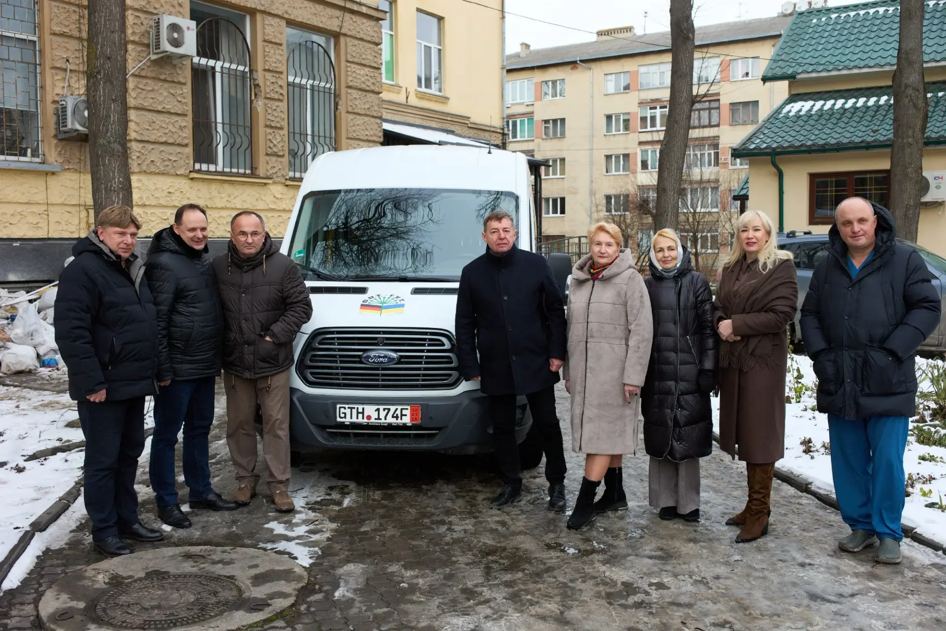 Для міської лікарні на Матейка передали спеціальний автомобіль для пацієнтів з інвалідністю