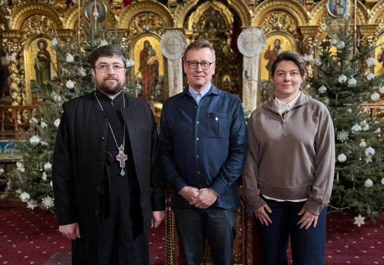 Фінський інвестор українських військових стартапів відвідав Свято-Троїцький собор у Франківську
