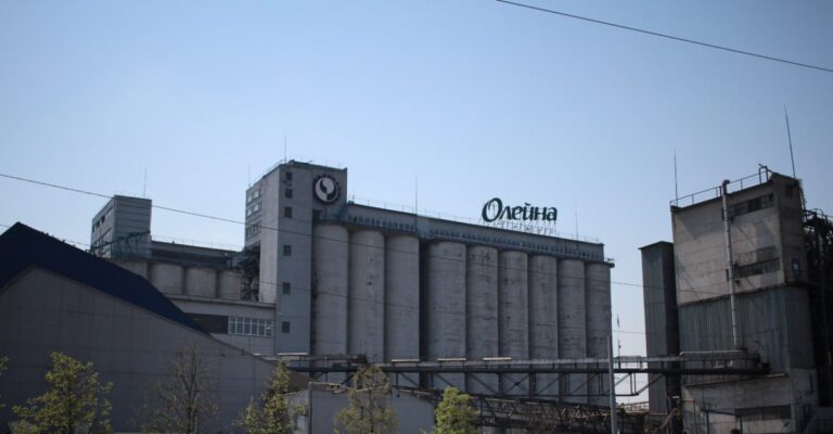 Росіяни атакували завод “Олейна” в Дніпрі: на дороги вилилося 300 тонн олії