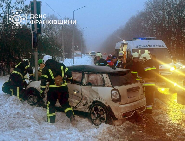 У ДТП в Павлівці зіткнулися легковик і мікроавтобус: постраждав чоловік (ФОТО)