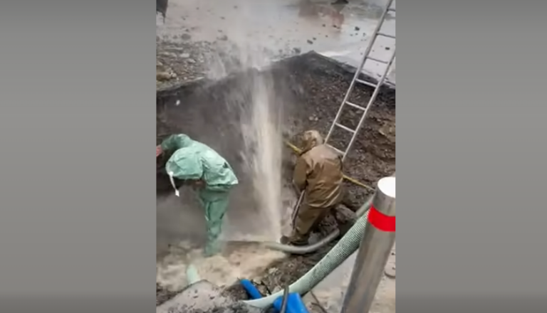 “Працюємо в крижаній воді”: у центрі Франківська — аварія на водогоні (ВІДЕО)