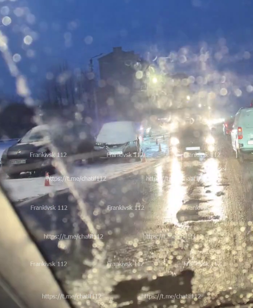 На Надрічній зіткнулися три авто, постраждала пасажирка